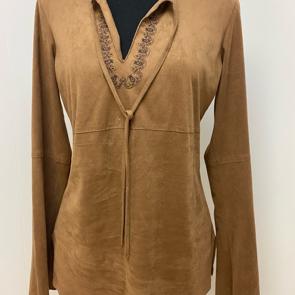 Max Studio women long sleeves blouse faux suede 
100% polyester RN# 58822 Cut# 7 - Picture 6 of 15